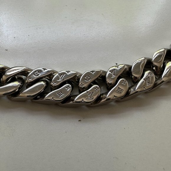 LV Chain Links Necklace - Picture 3 of 5